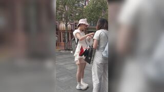レースのプリンセスドレスを着た若い女性がかがむと、シームレスインナーレンズが取り付けられたCDが階段を上っていきます ipcam 3