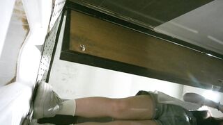 【絶妙なトイレショット】パノラマレンズが後ろから桃形の光景を捉え、下痢をしながら体を拭く美しい女性を映し出します ipcam (5)