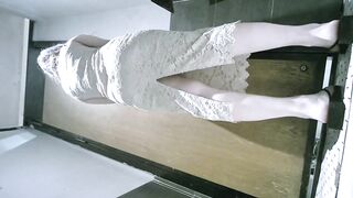 トイレを使うために列に並んでいる 33 人の若い女性のパノラマ写真 ipcam (1)