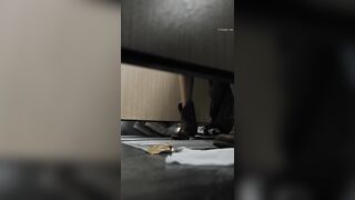 ✅【最高級トイレショット】バーのトイレでバイブレーターを使ってオーラルセックスをしているカップルがカメラに捉えられました ipcam (6)