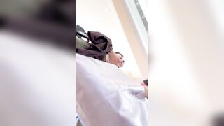 短いスカートをはき、シースルーのストッキングと極薄の白い下着を身につけて買い物をする女子高生2人組 – 一石二鳥 ipcam