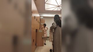 【温泉編】大きな胸を梨のように垂らしながら前かがみになる美女たち多数 ipcam (3)
