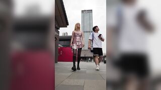 ピンクのドレスと黒いストッキングを着た美しい女性がボーイフレンドと一緒に買い物に来ます。彼女は白い下着を身につけています ipcam