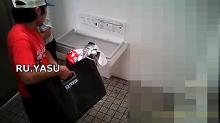 トイレで仲良しカップルが向かい合ってお着替えで興奮して ipcam