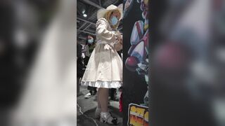 ショッピング中の若い女性のコスプレをしたナコルル…彼女のピンクのぴったりした下着には、13インチの縫い目がはっきりと見えます ipcam 2