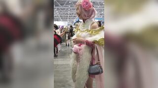 花柄のドレスを着た女の子の下着は漫画風の透明な裏地が付いています。お尻の裏側には黒い裏地が見えます ipcam 2