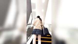 不届き者め。エスカレータで真ん中にいるヤツはパンチラ盗撮するぞ♪ 純白編 part.1【スマホ用・縦動画】 voyeur jp