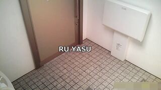 トイレで高○充○似の色白ギャルのおっぱい見せちゃいます voyeur jp
