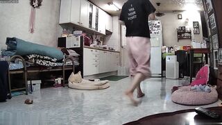 ハッカーが自宅の防犯カメラに侵入し、シャワーを浴びてローションを塗った後、リビングルームを裸で歩き回る、スタイルの良い美人OLの姿を密か ipcam