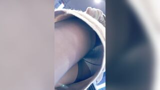 サンドドレスを着た若い女性が親友と一緒に買い物に出かけます。彼女のかわいいドレスとぴったりとした黒いランジェリーのコントラストが印象 ipcam 3