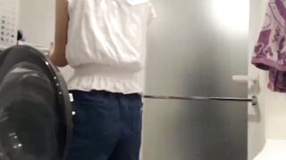 女子トイレで本気のオナニー隠し撮り。オナ狂いの猿なみ女子の実態 voyeur jp