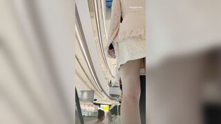 ピンクのドレスを着た美しい女性が友達と買い物に来ます。彼女の黄色い下着には羽が付いています ipcam 1