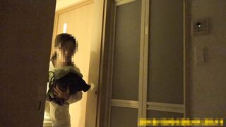 【民泊着替え】 カメラに気づいた ！？巨乳ちゃんといい感じに熟し始めた美人妻さん－103、104人目－ voyeur jp