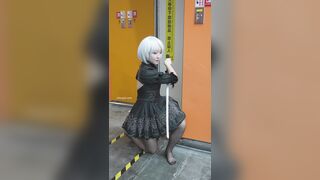 アスカのコスプレイヤーさん…ピンクのインナーと羽を付けたまま地面に座り込んでしまい、お尻が汚れてしまいました ipcam 2