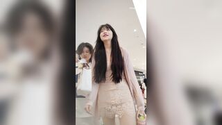 白いドレスを着た若い女性がボーイフレンドと一緒に買い物に来ています。彼女は白い下着を身につけています。白いドレスを着た若い女性がボーイ ipcam 3
