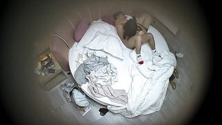 11月30日、ホテルから流出した写真❤️ 行儀の良い女子学生がリュックサックに隠していたセクシーな黒ストッキングを取り出し、大胆にしゃがん china ipcam (9)