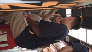 食べ物のストリートスナップ❤️ ローカットのドレスを着て、曲線美のあるお尻の美しい女性がボーイフレンドと一緒にスナックを買っています❤️ 女性 ipcam