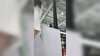カーショーの司会者は、運転席に座ったときも顧客へのサービスに集中していました。グレーの内装は ipcam 3