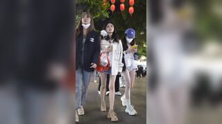 超短いスカートをはいた、脚の長い驚くほど美しい女性…足を上げるとうっかり露出してしまいます…白い下着が少し透けて、完璧なスタイルが露わ ipcam 2