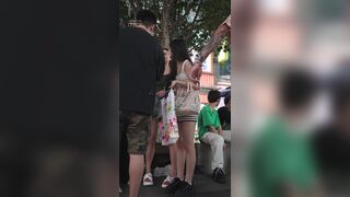 超短いスカートをはいた、脚の長い驚くほど美しい女性…足を上げるとうっかり露出してしまいます…白い下着が少し透けて、完璧なスタイルが露わ ipcam 5