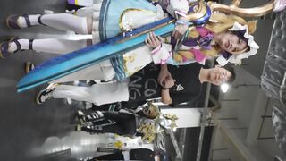 金髪でツインテールのメイドコスプレイヤーが仲間とショッピング中 ❤️ 彼女は外側は無地だけど内側はセクシーなピンクのTバックを履いていて ipcam
