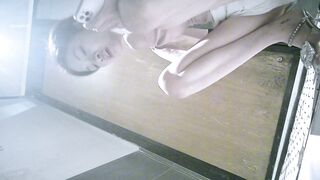 【激エロトイレ動画】バーのトイレ：噴射嘔吐、喉パク、5人、動画10本 ipcam (2)