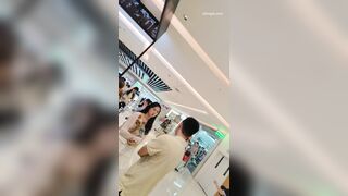 白いドレスと白いストッキングを着た若い女性がスーパーマーケットで買い物をしています。（白い下着…）白いドレスと白いストッキングを着た若 ipcam 2