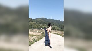 裸の女性2人がバスケットボールをしたり、小川で戯れたり、老人と戯れたりしている ipcam (1)