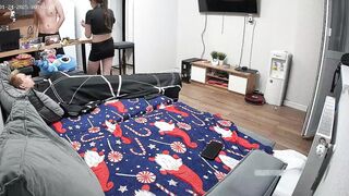 不思議な三人組の関係 ✅ カップルが何の抵抗もなく、ただその場でセックスをしている横で、男性が寝ている。しかも、他のカップルも誘っている ipcam