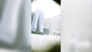美しい女性がトイレから出ようとしたとき、男が後ろから性行為を強要した ipcam
