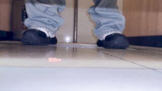 流出したばかりの写真❤️ 変態トイレ盗撮師が産後ケアセンターの女子トイレに潜入し、若い女性数人の放尿シーンを盗撮。メガネをかけた女性は毛が ipcam