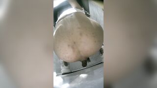 【トイレショット】スナックの女の子が排便中に、途中でうんちが詰まったので手で引っ張り出しました ipcam (1)