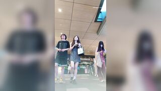 白い花柄のドレスを着た若い女性が地下鉄で掘り出し物をゲットしようと待っていました。その黒いドレスには内側に羽根がついていました ipcam 3