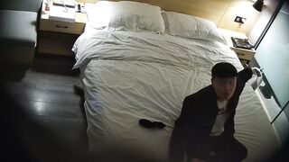 10-19 ホテル HD 隠しカメラ映像 ❤️ 最高級のコントラストの雌犬、メガネをかけた後輩の女の子が熟練した小娘のように彼氏にトレーニングされ ipcam (10)