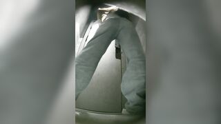 【トイレ盗撮】バーガールが大便、出せないデカいウンチを手でかき出す 6V ipcam (4)