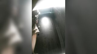バーの後ろでは、若い女性たちがお尻を突き出して排尿している様子が撮影されていた ipcam 1 (11)