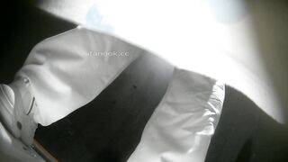 バーの後ろでは、若い女性たちがお尻を突き出して排尿している様子が撮影されていた ipcam 1 (3)
