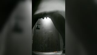 バーの後ろでは、若い女性たちがお尻を突き出して排尿している様子が撮影されていた ipcam 2 (5)