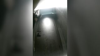 バーの後ろでは、若い女性たちがお尻を突き出して排尿している様子が撮影されていた ipcam 2 (7)