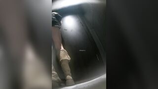 バーの後ろでは、若い女性たちがお尻を突き出して排尿している様子が撮影されていた ipcam 3 (1)