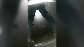 バーの後ろでは、若い女性たちがお尻を突き出して排尿している様子が撮影されていた ipcam 3 (9)