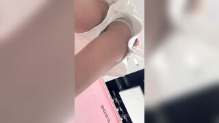 ロングスカートをはいた女子生徒がルームメイトと買い物に出かける。ローアングルの高画質 CD に、黒の縁取りの白い下着が映っている ipcam 2