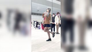 ロングスカートをはいた女子生徒がルームメイトと買い物に出かける。ローアングルの高画質 CD に、黒の縁取りの白い下着が映っている ipcam 3