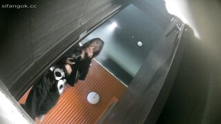 バーの後ろで撮影：多くの若い女性が排尿するためにかがんでいる。（2） toilet (6)