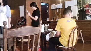 新しく流出した映像❤️ 名カメラマンが、コーヒーショップの女性用トイレで従業員と客が排尿する様子をこっそり撮影しました toilet