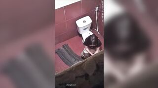 ✅新着流出❤️ 女性用トイレを上から見たパノラマ画像。巨乳の若い女性が着替えているところが予想外に映し出されています toilet