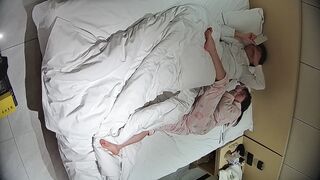 1-10 ホテルの隠しカメラ映像流出❤️ 優秀な学生カップル：メガネをかけた女の子が彼氏のオナニーを手伝い、彼氏は彼女の肛門を引っ張って調べ china ipcam (4)