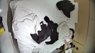 1-10 ホテルの隠しカメラ映像流出❤️ 優秀な学生カップル：メガネをかけた女の子が彼氏のオナニーを手伝い、彼氏は彼女の肛門を引っ張って調べ china ipcam (6)