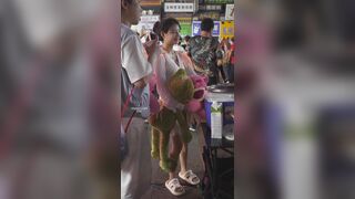 レースのドレスを着た美しい女性は、外見は純真そうに見えても、下は露出しており、しゃがんで透明なレースの下の黒い陰毛を露出させています ipcam 1