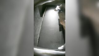 高画質なバーの舞台裏写真：ハイヒールとストッキングを履いた長い脚（2） toilet (3)
